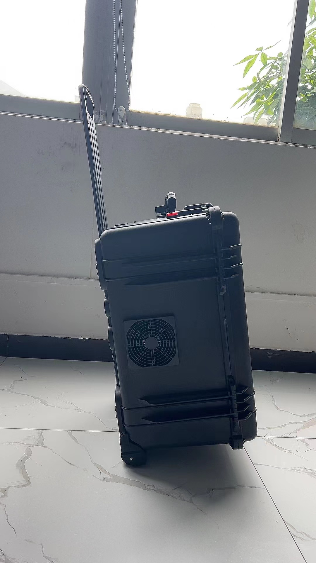 东方华侨农场手拉箱型移动通信干扰器